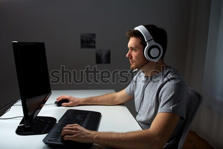 Foto stock: Hombre · auricular · jugando · ordenador · videojuegos · casa