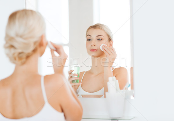 Stockfoto: Jonge · vrouw · lotion · wassen · gezicht · badkamer · schoonheid