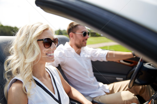 Szczęśliwy człowiek kobieta jazdy kabriolet samochodu Zdjęcia stock © dolgachov