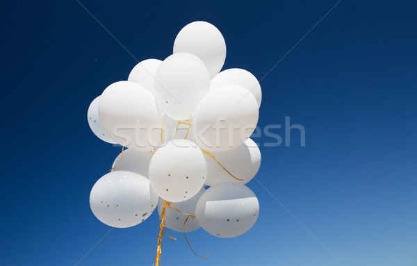 Weiß Helium Ballons blauer Himmel Feiertage Stock foto © dolgachov