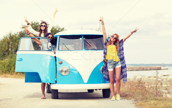 Mosolyog fiatal hippi barátok mikrobusz autó Stock fotó © dolgachov