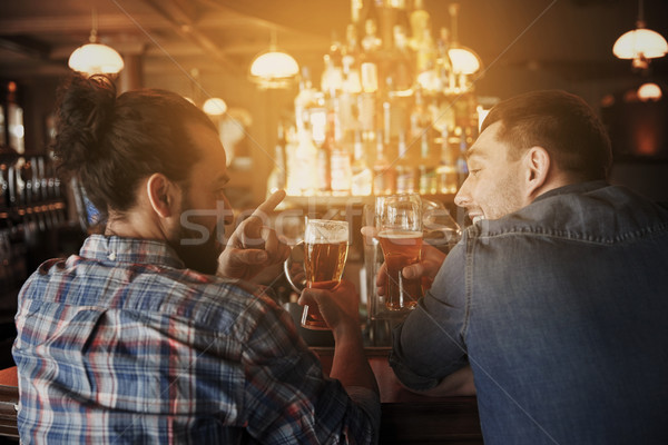 Stockfoto: Gelukkig · mannelijke · vrienden · drinken · bier · bar