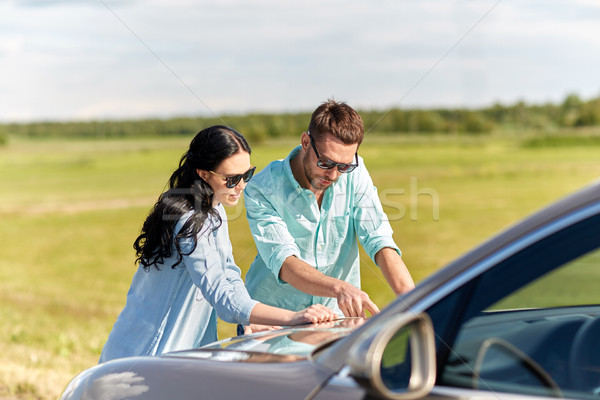 Glücklich Mann Frau Straßenkarte Auto Straße Stock foto © dolgachov