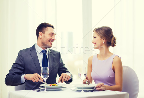Lächelnd Paar Essen Vorspeisen Restaurant Urlaub Stock foto © dolgachov