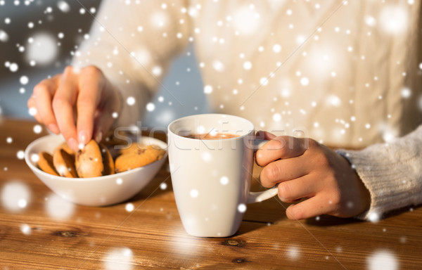 Foto stock: Mujer · cookies · chocolate · caliente · invierno · alimentos