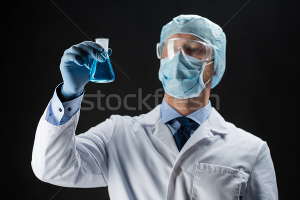 Tudós maszk tart flaska vegyi tudomány Stock fotó © dolgachov
