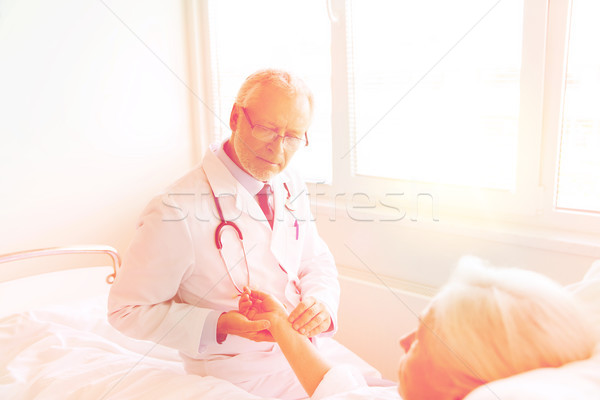 Сток-фото: врач · старший · женщину · импульс · больницу · медицина