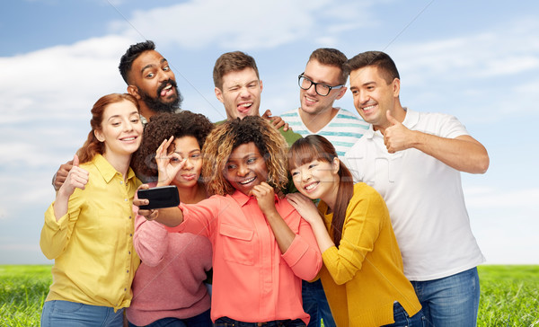 Stockfoto: Groep · mensen · smartphone · diversiteit · race · etniciteit