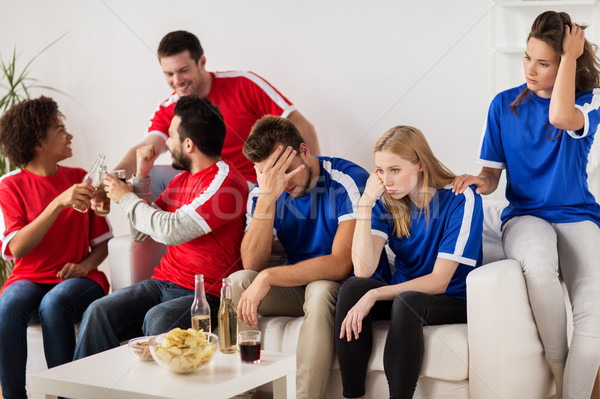 Prietenii fotbal fani vizionarea fotbal acasă Imagine de stoc © dolgachov