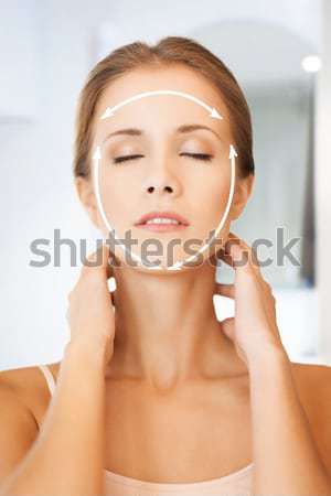 Femeie frumoasa oglindă atingere faţă piele oameni Imagine de stoc © dolgachov