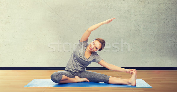 Mutlu kadın yoga uygunluk Stok fotoğraf © dolgachov