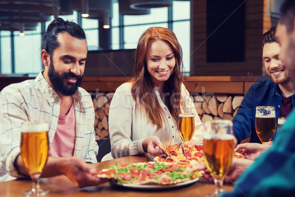 ストックフォト: 友達 · 食べ · ピザ · ビール · レストラン · レジャー