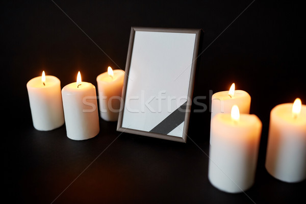 Preto fita photo frame velas funeral luto Foto stock © dolgachov