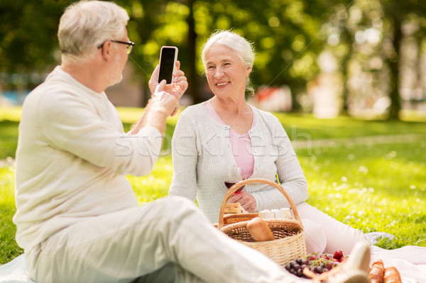 Couple de personnes âgées photos smartphone parc [[stock_photo]] © dolgachov