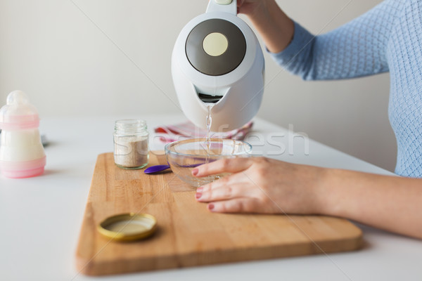 Foto stock: Mãe · água · tigela · bebê · cereal