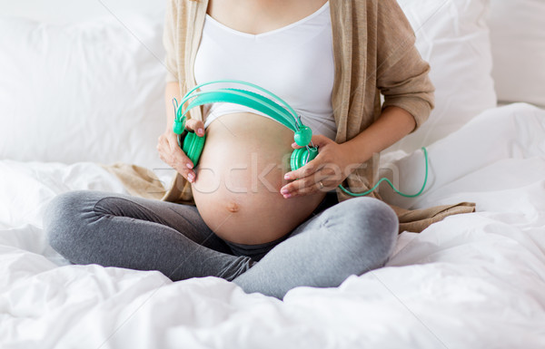 Femeie gravida burtă Căşti sarcină tehnologie Imagine de stoc © dolgachov