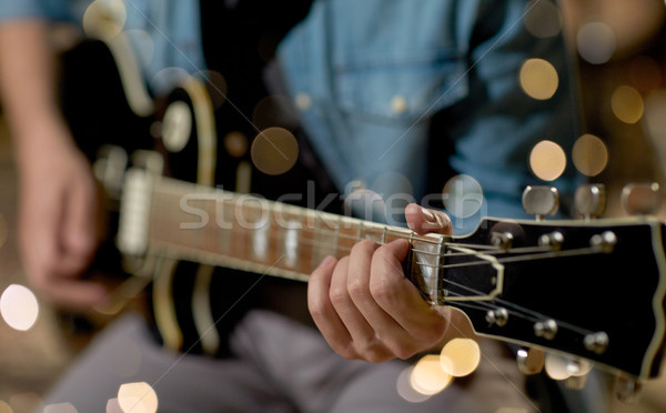 Stock fotó: Közelkép · férfi · játszik · gitár · stúdió · próba