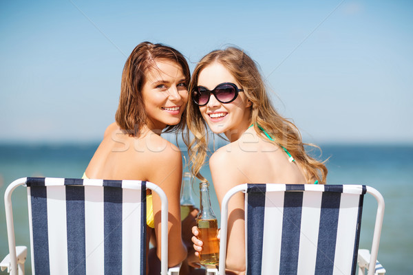 商業照片: 女孩 · 飲料 · 沙灘椅 · 夏天 · 假期 · 假期
