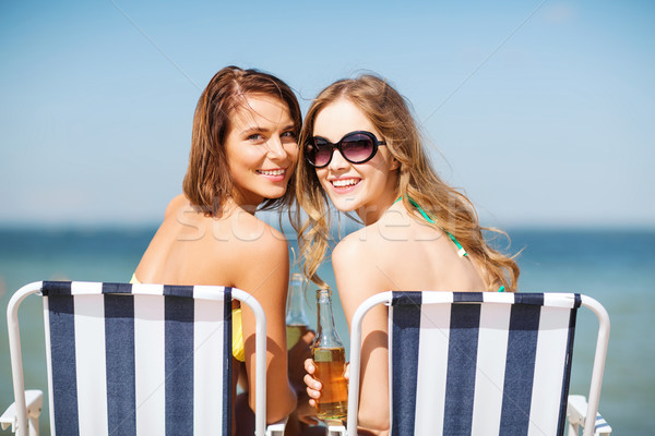 Meninas bebidas cadeiras de praia verão férias férias Foto stock © dolgachov