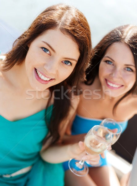 Mädchen Champagner Gläser Boot Sommer Feiertage Stock foto © dolgachov