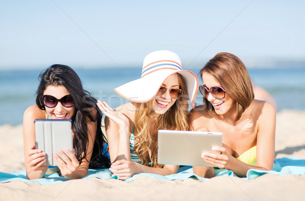 Lányok táblagép tengerpart nyár ünnepek technológia Stock fotó © dolgachov