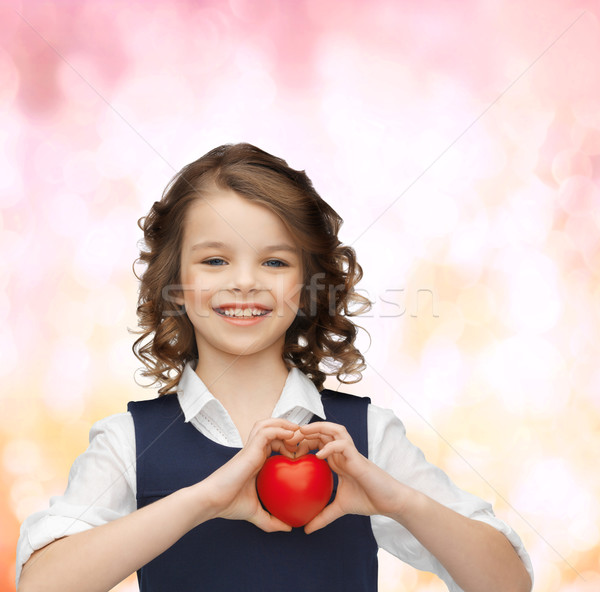 Gyönyörű lány kicsi szív szeretet gyerekek boldogság Stock fotó © dolgachov