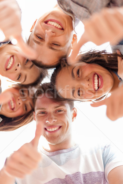Grup zâmbitor adolescenti uita in jos vară concediu Imagine de stoc © dolgachov
