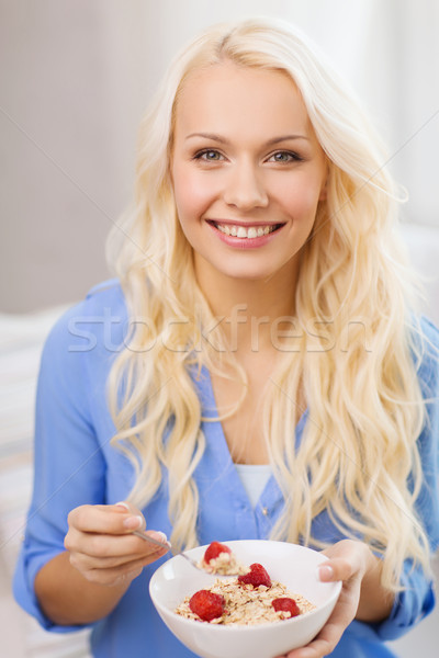 [[stock_photo]]: Femme · souriante · bol · muesli · déjeuner · santé · alimentaire