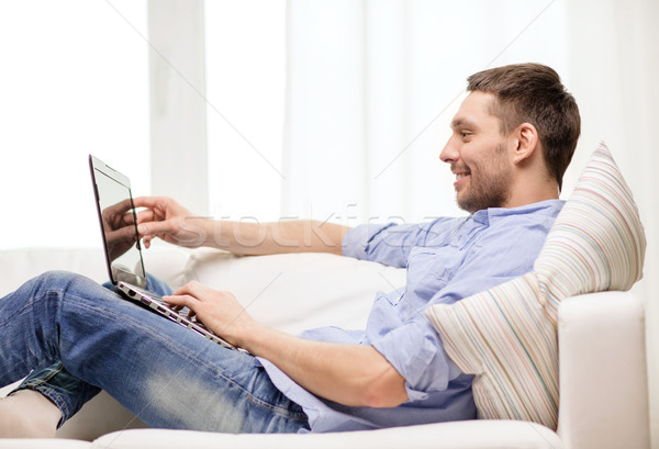 Zdjęcia stock: Uśmiechnięty · człowiek · pracy · laptop · domu · technologii