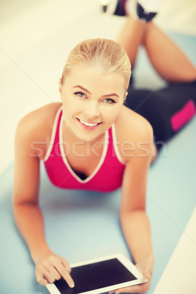 Kadın zemin bakıyor spor uygunluk Stok fotoğraf © dolgachov