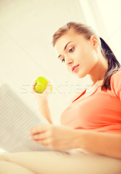 Stockfoto: Vrouw · groene · appel · lezing · krant · home