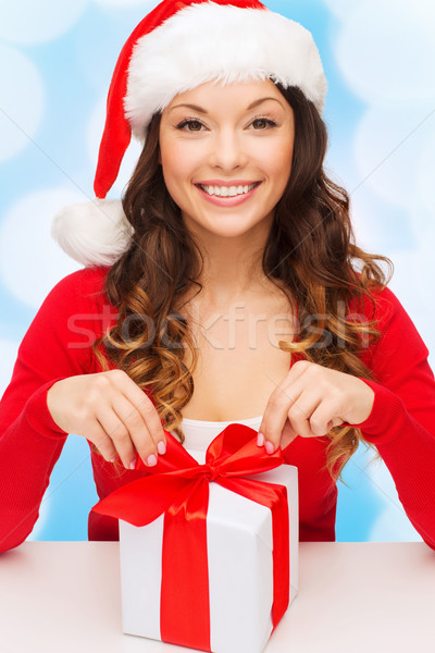 [[stock_photo]]: Femme · souriante · helper · chapeau · coffret · cadeau · Noël