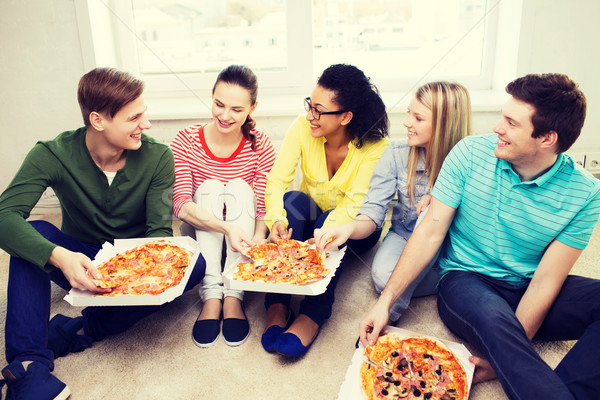 Pięć uśmiechnięty nastolatków jedzenie pizza domu Zdjęcia stock © dolgachov