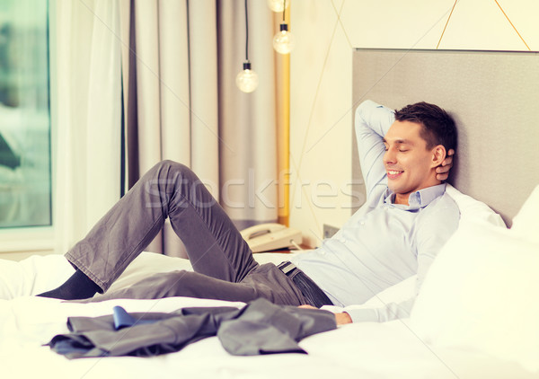 Fericit femeie de afaceri pat camera de hotel afaceri tehnologie Imagine de stoc © dolgachov
