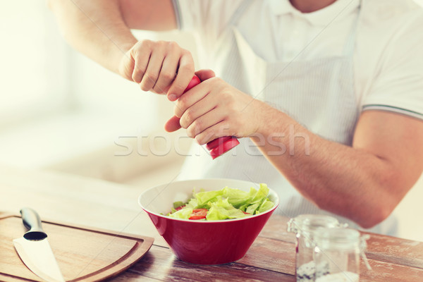 Masculina manos ensaladera cocina casa Foto stock © dolgachov