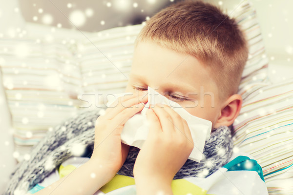 Chłopca dmuchanie nosa tkanka domu dzieciństwo Zdjęcia stock © dolgachov