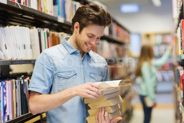 Stock foto: Glücklich · Studenten · Mann · Buch · Bibliothek · Menschen