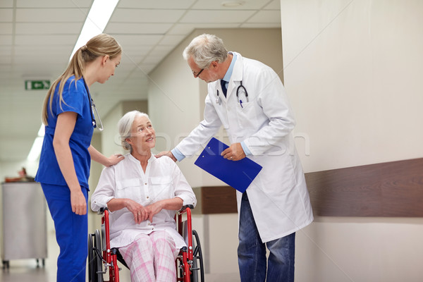 Foto stock: Altos · mujer · silla · de · ruedas · hospital · medicina · edad