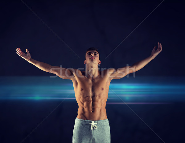 Jovem masculino musculação as mãos levantadas esportes Foto stock © dolgachov