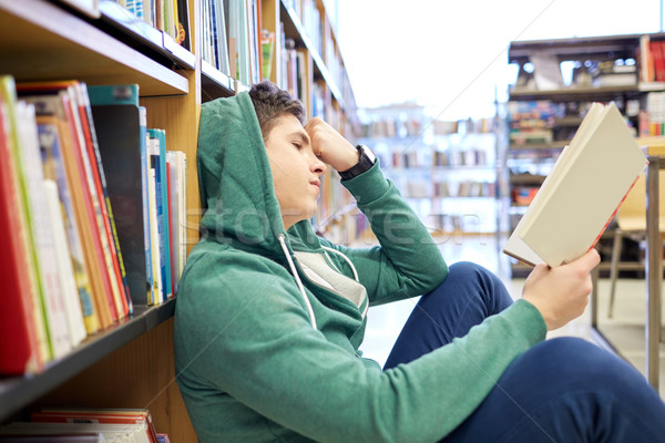 Stock foto: Studenten · Junge · junger · Mann · Lesung · Buch · Bibliothek