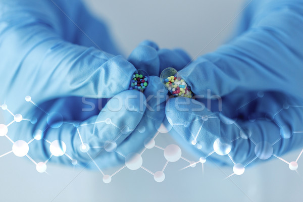 Foto stock: Cientista · mãos · pílula · lab