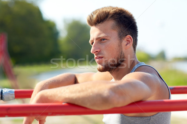 Stockfoto: Jonge · man · parallel · bars · buitenshuis · fitness