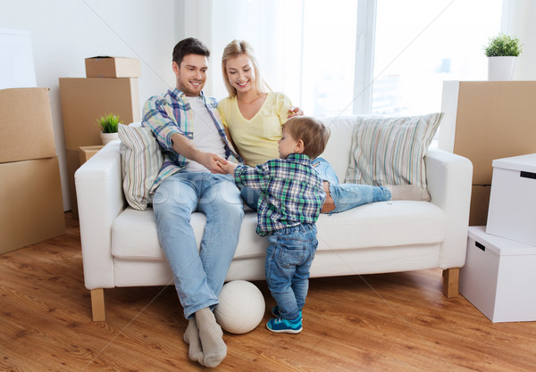 Gelukkig gezin bewegende nieuw huis spelen bal hypotheek Stockfoto © dolgachov