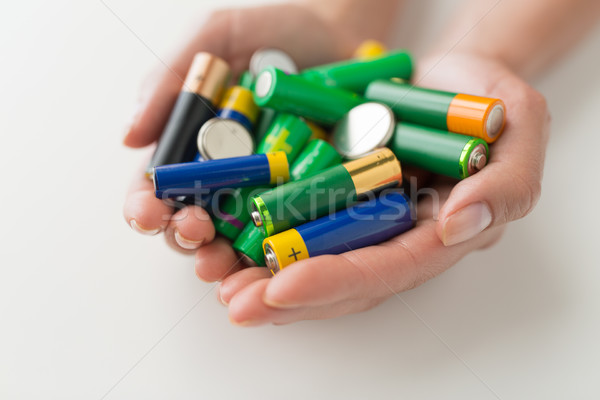 Hände halten Batterien Heap Recycling Stock foto © dolgachov