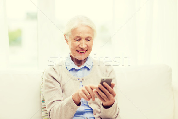 Idős nő okostelefon sms chat otthon technológia Stock fotó © dolgachov