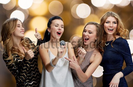 Foto stock: Feliz · las · mujeres · jóvenes · baile · club · nocturno · disco · fiesta