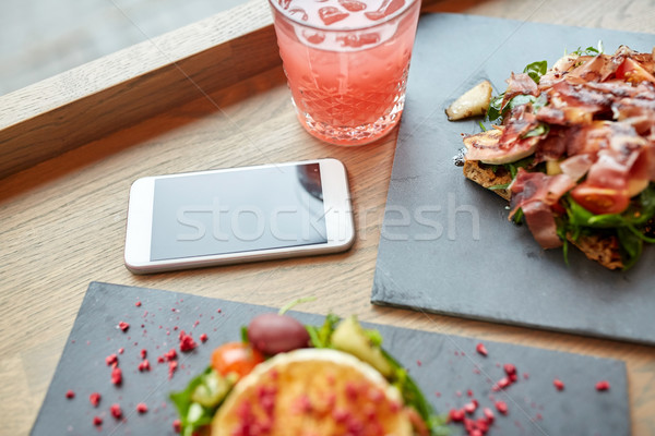 Ser kozi szynka smartphone Kafejka żywności jedzenie Zdjęcia stock © dolgachov