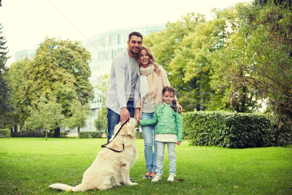 Szczęśliwą rodzinę labrador retriever psa parku rodziny domowych Zdjęcia stock © dolgachov