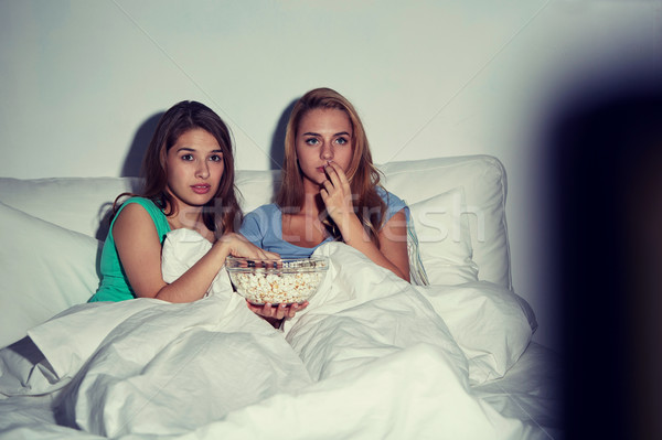 [[stock_photo]]: Amis · popcorn · regarder · tv · maison · amitié