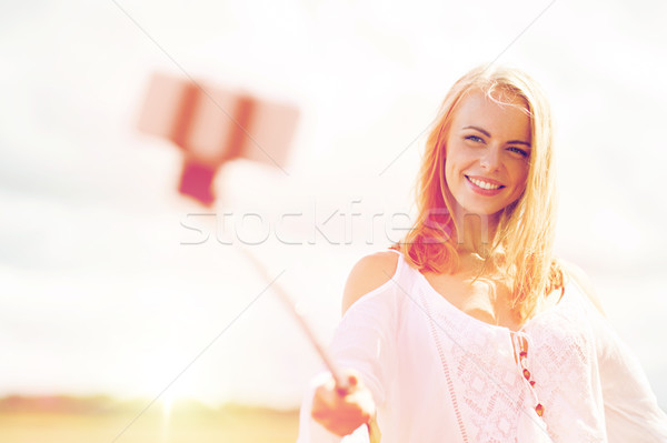 Szczęśliwy młoda kobieta smartphone technologii lata Zdjęcia stock © dolgachov